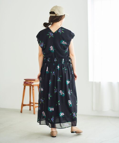 le.coeur blanc(ルクールブラン)の「《WEB/一部店舗限定アイテム》KAZUMIDOIボタニカルギャザーワンピース(ワンピース・レディース・ブラック/アイボリー・38)」の6枚目の写真