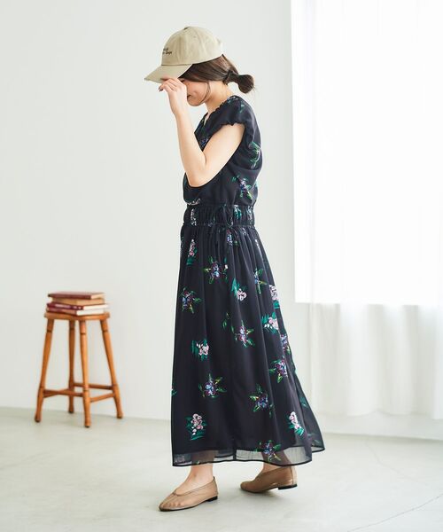 le.coeur blanc(ルクールブラン)の「《WEB/一部店舗限定アイテム》KAZUMIDOIボタニカルギャザーワンピース(ワンピース・レディース・ブラック/アイボリー・38)」の7枚目の写真
