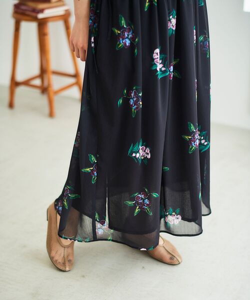 le.coeur blanc(ルクールブラン)の「《WEB/一部店舗限定アイテム》KAZUMIDOIボタニカルギャザーワンピース(ワンピース・レディース・ブラック/アイボリー・38)」の9枚目の写真