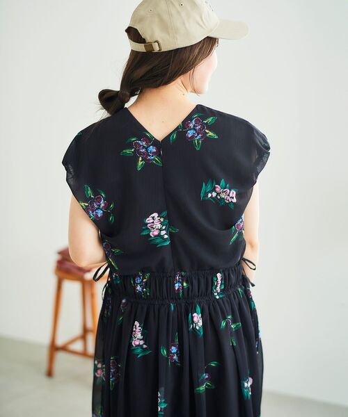 le.coeur blanc(ルクールブラン)の「《WEB/一部店舗限定アイテム》KAZUMIDOIボタニカルギャザーワンピース(ワンピース・レディース・ブラック/アイボリー・38)」の14枚目の写真