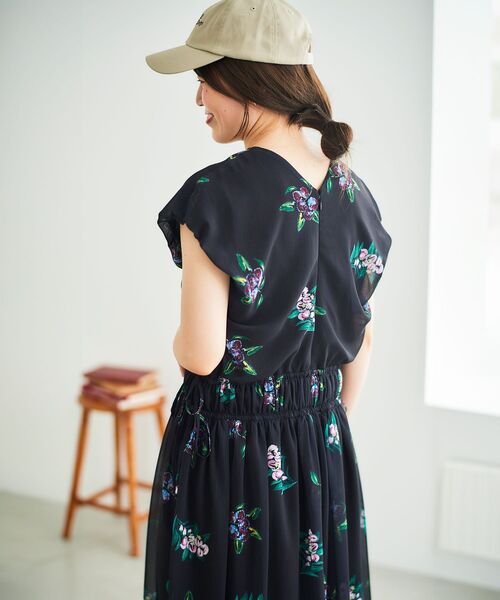 le.coeur blanc(ルクールブラン)の「《WEB/一部店舗限定アイテム》KAZUMIDOIボタニカルギャザーワンピース(ワンピース・レディース・ブラック/アイボリー・38)」の15枚目の写真