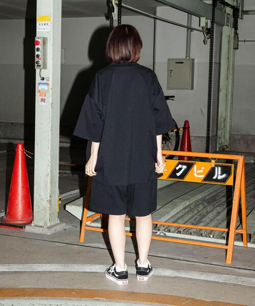 URBAN RESEARCH(アーバンリサーチ)の「Wide Dad SHADE TECH SHORT-SLEEVE SHIRTS(シャツ/ブラウス・メンズ・ネイビー・1/2)」の2枚目の写真