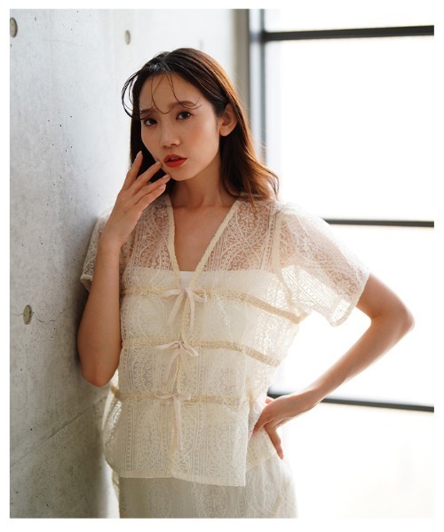 Sawa a la mode(サワアラモード)の「レースシャーリングブラウス(シャツ/ブラウス・レディース・アイボリー/ブラック・FREE)」の11枚目の写真