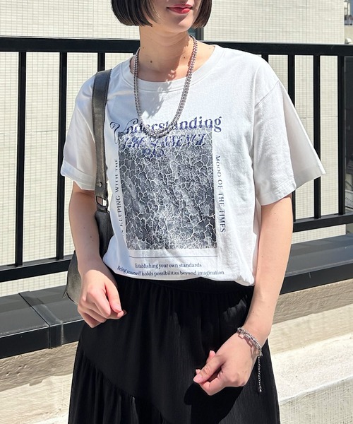 PAGEBOY（ページボーイ）の「クラックフォトTシャツ（Tシャツ/カットソー・レディース・チャコールグレー/オフホワイト/レッド系その他・FREE）」の2枚目の写真