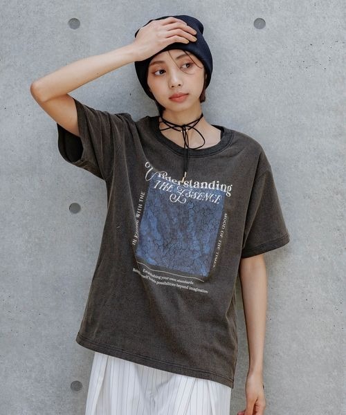 PAGEBOY（ページボーイ）の「クラックフォトTシャツ（Tシャツ/カットソー・レディース・チャコールグレー/オフホワイト/レッド系その他・FREE）」の17枚目の写真