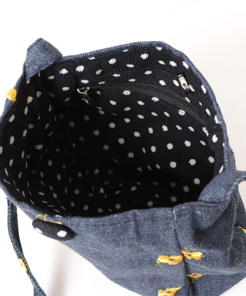 Mayree（メイリー）の「【urge select】デニム素材 フラワー＆チェリー刺繍 ショルダーバッグ(くるみボタン付き)（ショルダーバッグ・レディース・ブルー系2/ネイビー系2/ネイビー系1/ブルー系1・FREE）」の10枚目の写真