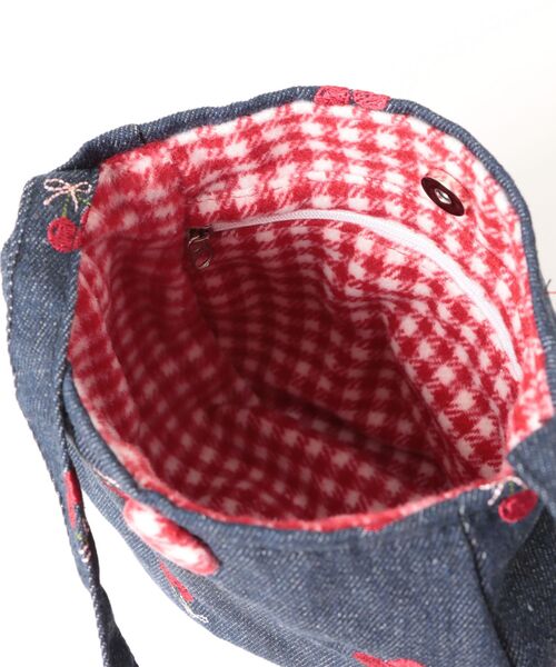 Mayree（メイリー）の「【urge select】デニム素材 フラワー＆チェリー刺繍 ショルダーバッグ(くるみボタン付き)（ショルダーバッグ・レディース・ブルー系2/ネイビー系2/ネイビー系1/ブルー系1・FREE）」の11枚目の写真