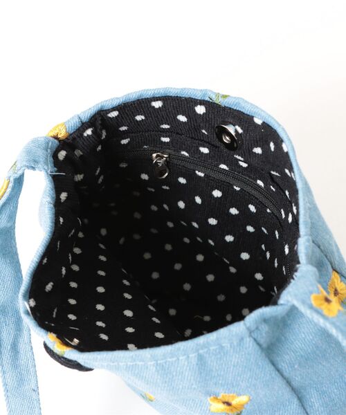 Mayree（メイリー）の「【urge select】デニム素材 フラワー＆チェリー刺繍 ショルダーバッグ(くるみボタン付き)（ショルダーバッグ・レディース・ブルー系2/ネイビー系2/ネイビー系1/ブルー系1・FREE）」の12枚目の写真