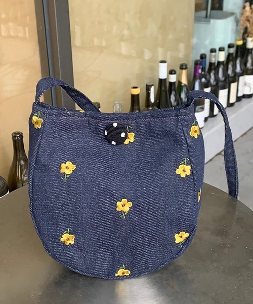 Mayree（メイリー）の「【urge select】デニム素材 フラワー＆チェリー刺繍 ショルダーバッグ(くるみボタン付き)（ショルダーバッグ・レディース・ブルー系2/ネイビー系2/ネイビー系1/ブルー系1・FREE）」の2枚目の写真