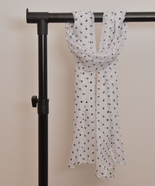 VIBGYOR Women（ヴィブジョー　ウィメン）の「【resonance】ドット柄 シンプル スカーフ/ストール【マルチウェイ】（ストール/ショール・レディース・ブラック/ホワイト/ベージュ/ネイビー/グレー・FREE）」の2枚目の写真