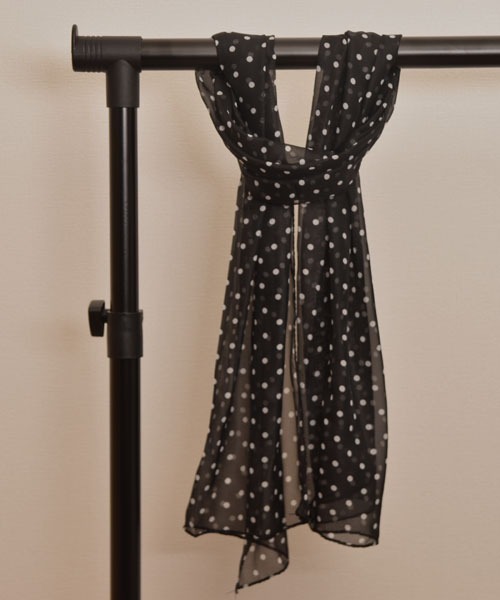 VIBGYOR Women（ヴィブジョー　ウィメン）の「【resonance】ドット柄 シンプル スカーフ/ストール【マルチウェイ】（ストール/ショール・レディース・ブラック/ホワイト/ベージュ/ネイビー/グレー・FREE）」の3枚目の写真