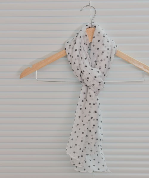 VIBGYOR Women（ヴィブジョー　ウィメン）の「【resonance】ドット柄 シンプル スカーフ/ストール【マルチウェイ】（ストール/ショール・レディース・ブラック/ホワイト/ベージュ/ネイビー/グレー・FREE）」の20枚目の写真