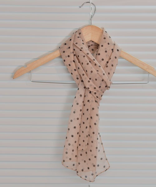 VIBGYOR Women（ヴィブジョー　ウィメン）の「【resonance】ドット柄 シンプル スカーフ/ストール【マルチウェイ】（ストール/ショール・レディース・ブラック/ホワイト/ベージュ/ネイビー/グレー・FREE）」の11枚目の写真