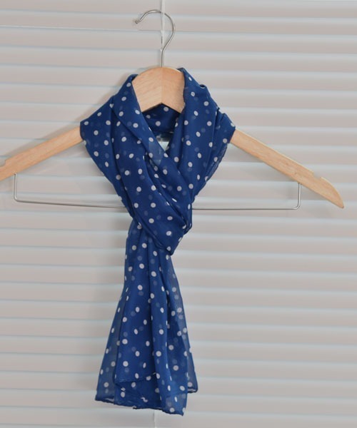 VIBGYOR Women（ヴィブジョー　ウィメン）の「【resonance】ドット柄 シンプル スカーフ/ストール【マルチウェイ】（ストール/ショール・レディース・ブラック/ホワイト/ベージュ/ネイビー/グレー・FREE）」の8枚目の写真