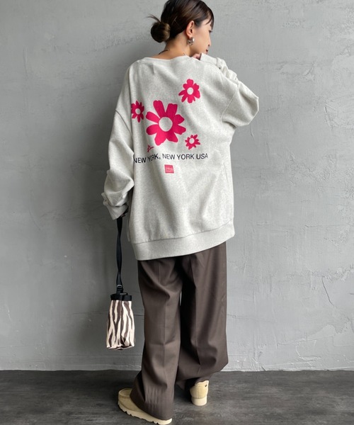 Manhattan Portage（マンハッタンポーテージ）の「[MANHATTAN PORTAGE/マンハッタンポーテージ] 別注 バックフラワープリント クルーネックスウェット（スウェット・レディース・ネイビー/ダークブラウン/オートミール・M/L/XL/S）」の6枚目の写真