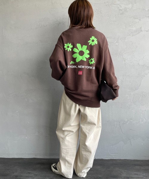 Manhattan Portage（マンハッタンポーテージ）の「[MANHATTAN PORTAGE/マンハッタンポーテージ] 別注 バックフラワープリント クルーネックスウェット（スウェット・レディース・ネイビー/ダークブラウン/オートミール・M/L/XL/S）」の4枚目の写真
