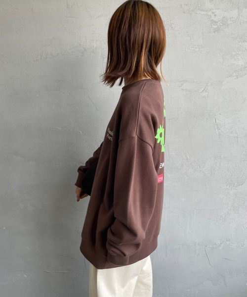 Manhattan Portage（マンハッタンポーテージ）の「[MANHATTAN PORTAGE/マンハッタンポーテージ] 別注 バックフラワープリント クルーネックスウェット（スウェット・レディース・ネイビー/ダークブラウン/オートミール・M/L/XL/S）」の12枚目の写真