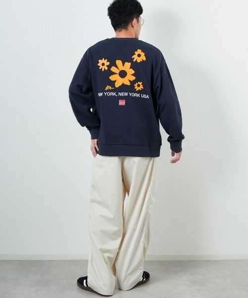 Manhattan Portage（マンハッタンポーテージ）の「[MANHATTAN PORTAGE/マンハッタンポーテージ] 別注 バックフラワープリント クルーネックスウェット（スウェット・レディース・ネイビー/ダークブラウン/オートミール・M/L/XL/S）」の9枚目の写真