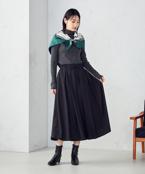 COMME CA ISM(コムサイズム)の「ポリエステルタフタ タックギャザーフレアスカート(スカート・レディース・グレイッシュベージュ/ブラック・FREE)」の3枚目の写真