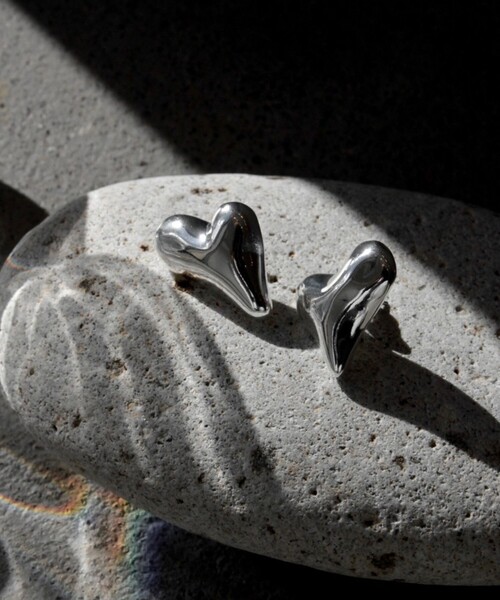 Soierie（ソワリー）の「＜Soierie＞Distort heart ピアス（ピアス（両耳用）・レディース・シルバー・FREE）」の2枚目の写真