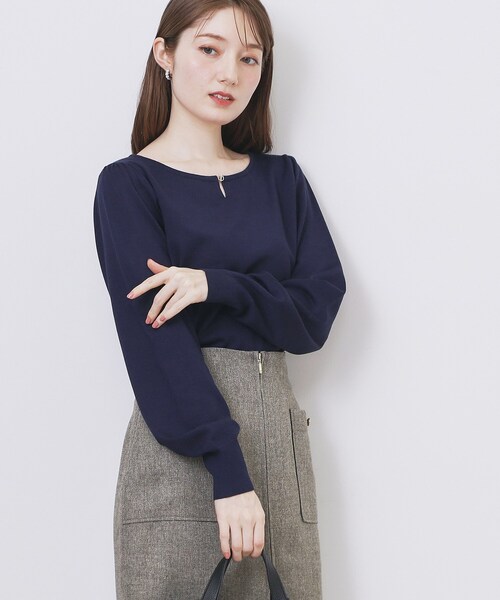 index(インデックス)の「パール調パーツ付きクルーネックニット【洗濯機OK】《8col/XS~3L》(ニット/セーター・レディース・ホワイト系8/ピンク系1/ボルドー/サックスブルー系7/ネイビー系5/チャコールグレー/ナチュラル/ブルー・34/36/38/40/42/44)」の9枚目の写真