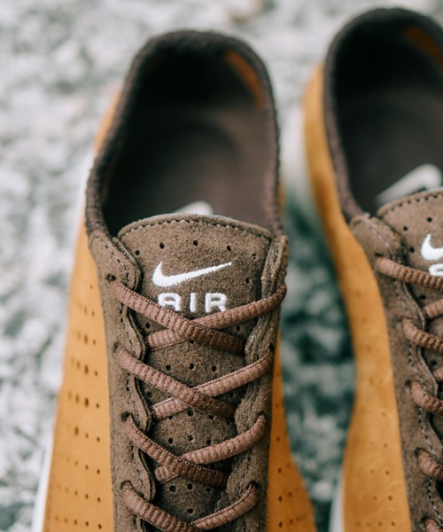 NIKE(ナイキ)の「W AIR SUPERFLY HQ7955-201(スニーカー・レディース・ベージュ・22.5cm/23.0cm/23.5cm/24.0cm/24.5cm/25.0cm/25.5cm/26.0cm/26.5cm/27.0cm/27.5cm/28.0cm/28.5cm/29.0cm)」の2枚目の写真