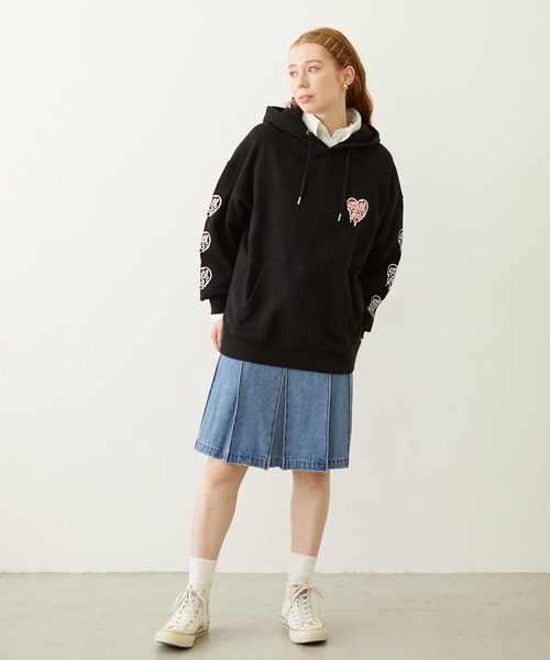 MILKFED.（ミルクフェド）の「MELTY HEART WIDE HOODIE SWEAT（パーカー・レディース・ライトブルー/オートミール/ブラック・L/M）」の6枚目の写真