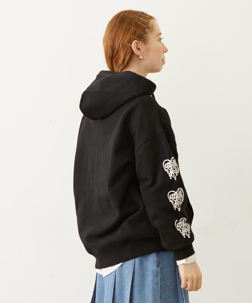 MILKFED.（ミルクフェド）の「MELTY HEART WIDE HOODIE SWEAT（パーカー・レディース・ライトブルー/オートミール/ブラック・L/M）」の5枚目の写真