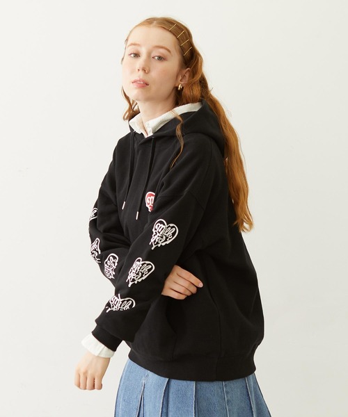 MILKFED.（ミルクフェド）の「MELTY HEART WIDE HOODIE SWEAT（パーカー・レディース・ライトブルー/オートミール/ブラック・L/M）」の4枚目の写真