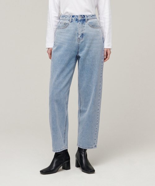 MUSINSA STANDARD WOMAN（ムシンサスタンダードウーマン）の「ウィメンズリラックスマムフィットデニムパンツ[ライトインディゴ]（デニムパンツ・レディース・その他・24/26/27/25）」の2枚目の写真
