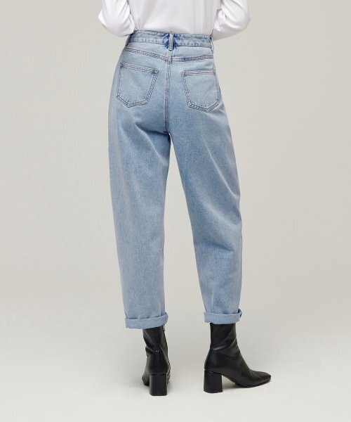 MUSINSA STANDARD WOMAN（ムシンサスタンダードウーマン）の「ウィメンズリラックスマムフィットデニムパンツ[ライトインディゴ]（デニムパンツ・レディース・その他・24/26/27/25）」の3枚目の写真