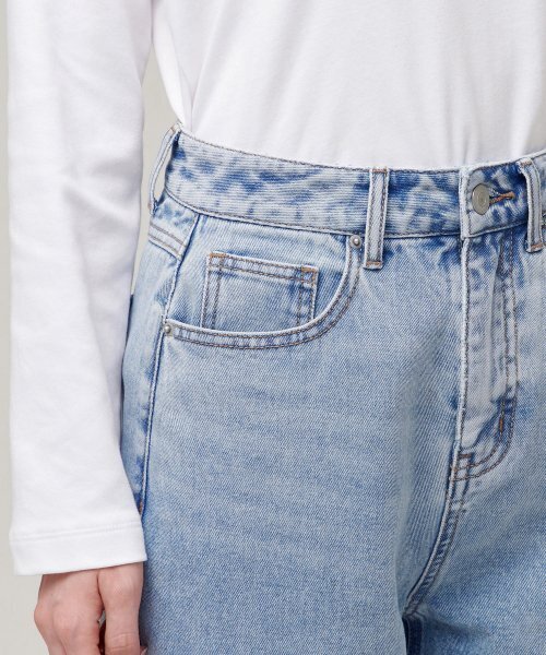 MUSINSA STANDARD WOMAN（ムシンサスタンダードウーマン）の「ウィメンズリラックスマムフィットデニムパンツ[ライトインディゴ]（デニムパンツ・レディース・その他・24/26/27/25）」の5枚目の写真