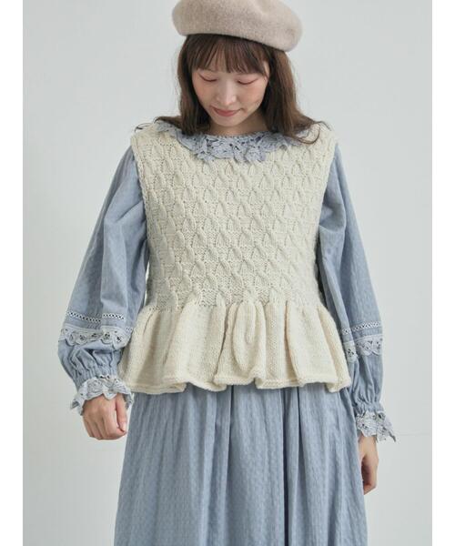 TSUHARU by Samansa Mos2(ツハルバイサマンサモスモス)の「【ペルーニット】裾フリル前後着ベスト(ベスト・レディース・チャコールグレー/オフホワイト・F)」の6枚目の写真