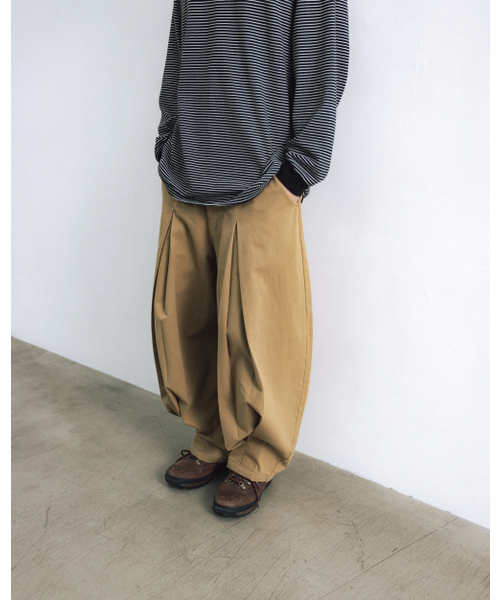 ANGLAN（アングラン）の「Long Tuck Wing Balloon Pants - Beige（その他パンツ・メンズ・ベージュ/Beige・FREE/2）」の8枚目の写真