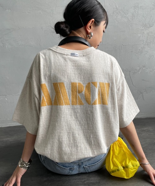AMERICANA（アメリカーナ）の「【WEB先行予約】[Americana/アメリカーナ] 別注 AMRCN バックプリント Tシャツ（Tシャツ/カットソー・レディース・オートミール/ベージュ/スミクロ・ONE SIZE）」の3枚目の写真