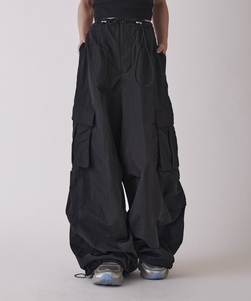 Lui's(ルイス)の「【Neucon】NYLON BALLOON TRUCK CARGO PANTS / ナイロンバルーントラックカーゴパンツ / セットアップ対応(カーゴパンツ・メンズ・ブラック/ライトグレー・1/2)」の2枚目の写真