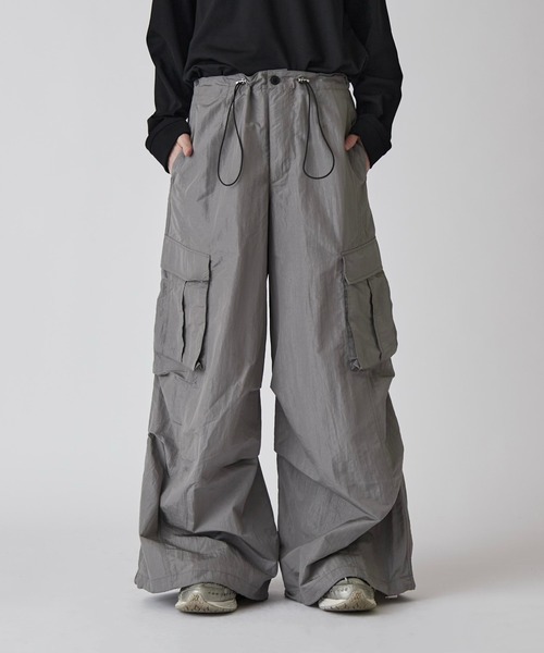 Lui's(ルイス)の「【Neucon】NYLON BALLOON TRUCK CARGO PANTS / ナイロンバルーントラックカーゴパンツ / セットアップ対応(カーゴパンツ・メンズ・ブラック/ライトグレー・1/2)」の9枚目の写真