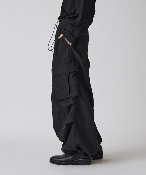 Lui's(ルイス)の「【Neucon】NYLON BALLOON TRUCK CARGO PANTS / ナイロンバルーントラックカーゴパンツ / セットアップ対応(カーゴパンツ・メンズ・ブラック/ライトグレー・1/2)」の4枚目の写真