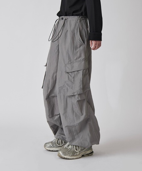 Lui's(ルイス)の「【Neucon】NYLON BALLOON TRUCK CARGO PANTS / ナイロンバルーントラックカーゴパンツ / セットアップ対応(カーゴパンツ・メンズ・ブラック/ライトグレー・1/2)」の12枚目の写真