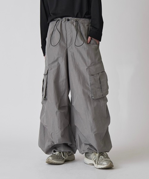 Lui's(ルイス)の「【Neucon】NYLON BALLOON TRUCK CARGO PANTS / ナイロンバルーントラックカーゴパンツ / セットアップ対応(カーゴパンツ・メンズ・ブラック/ライトグレー・1/2)」の11枚目の写真