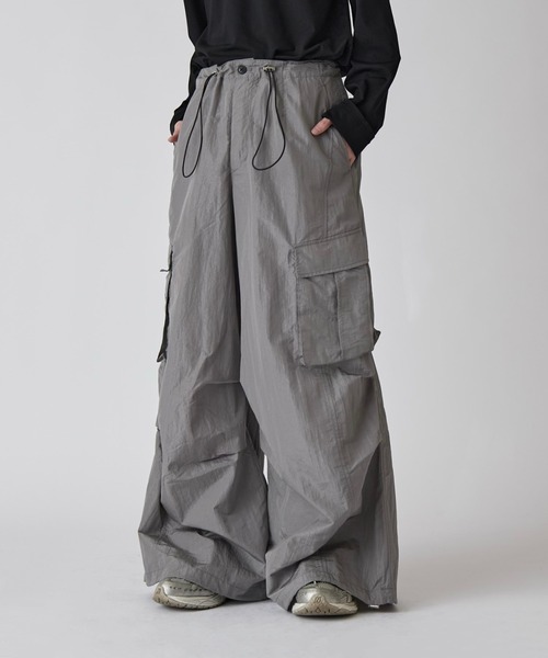 Lui's(ルイス)の「【Neucon】NYLON BALLOON TRUCK CARGO PANTS / ナイロンバルーントラックカーゴパンツ / セットアップ対応(カーゴパンツ・メンズ・ブラック/ライトグレー・1/2)」の10枚目の写真
