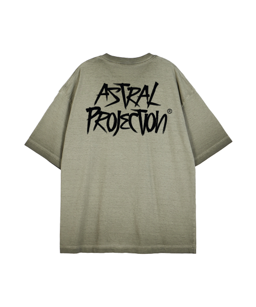 ASTRAL PROJECTION(アストラルプロジェクション)の「グラフィティレタリングピグメントルーズフィット半袖Tシャツ_カーキ(Tシャツ/カットソー・メンズ・その他・M/L/XL/XXL)」の1枚目の写真
