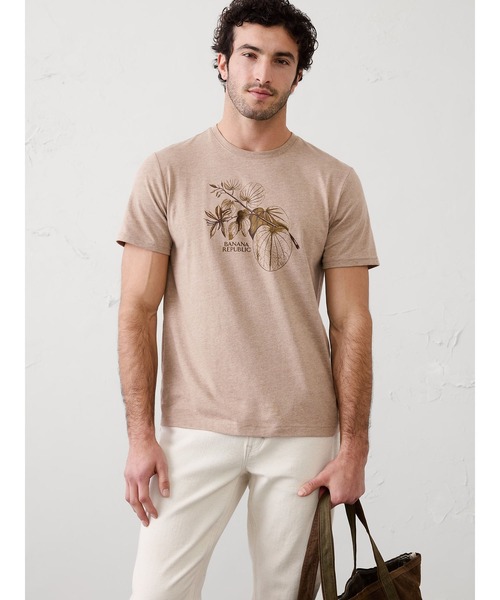 BANANA REPUBLIC FACTORY STORE(バナナリパブリック ファクトリーストア)の「BANANA REPUBLIC FACTORY STORE グラフィックTシャツ(Tシャツ/カットソー・メンズ・ベージュ/ブルー・S/M/L/XL)」の1枚目の写真