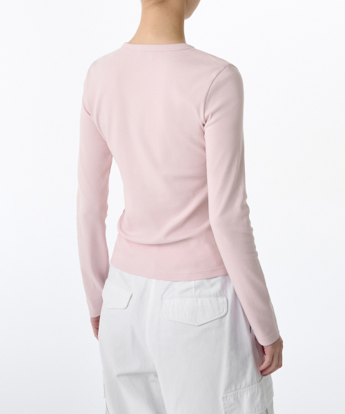 MUSINSA STANDARD WOMAN（ムシンサスタンダードウーマン）の「ウィメンズスリムクルーネック長袖Tシャツ[デザートピンク]（Tシャツ/カットソー・レディース・その他・LARGE/MEDIUM/SMALL/X-SMALL）」の2枚目の写真