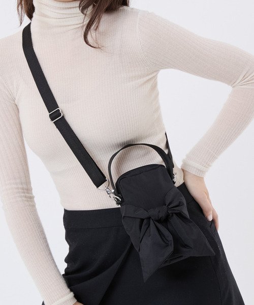 LeSportsac（レスポートサック）の「BOW MINI PHONE CROSSBODY ブラックボウズ（ショルダーバッグ・レディース・ブラック・FREE）」の2枚目の写真