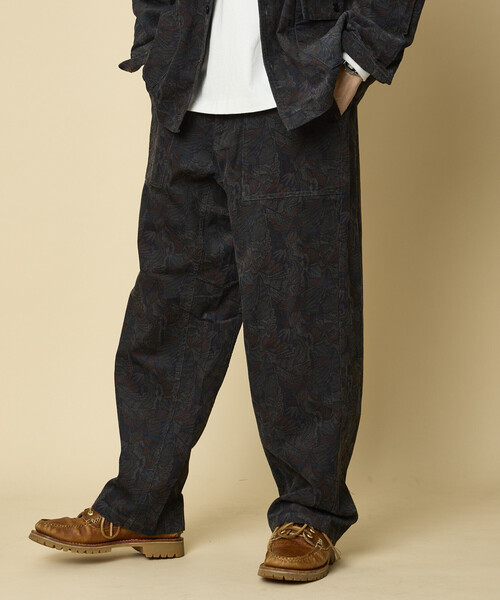 FREAK'S STORE（フリークスストア）の「ワイドストレートシルエット 総柄プリント ライトコーデュロイ イージーパンツ 【セットアップ対応】（その他パンツ・メンズ・その他9/その他16/その他15・LARGE/MEDIUM）」の19枚目の写真
