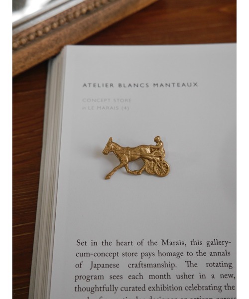 tone（トーン）の「【Spill The Beans】BRASS馬車ブローチ(MA)（ブローチ/コサージュ・レディース・ゴールド・FREE）」の8枚目の写真