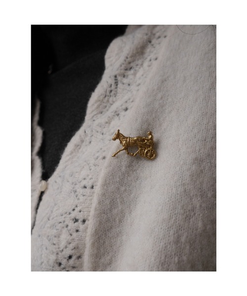 tone（トーン）の「【Spill The Beans】BRASS馬車ブローチ(MA)（ブローチ/コサージュ・レディース・ゴールド・FREE）」の11枚目の写真