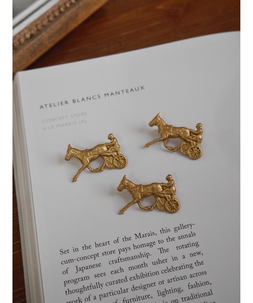 tone（トーン）の「【Spill The Beans】BRASS馬車ブローチ(MA)（ブローチ/コサージュ・レディース・ゴールド・FREE）」の2枚目の写真