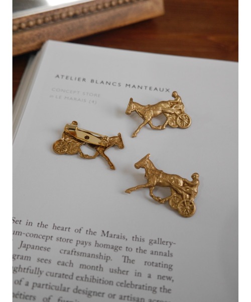 tone（トーン）の「【Spill The Beans】BRASS馬車ブローチ(MA)（ブローチ/コサージュ・レディース・ゴールド・FREE）」の3枚目の写真